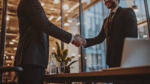 Aperto de mãos entre profissionais, representando relações comerciais nos modelos B2B e B2C.